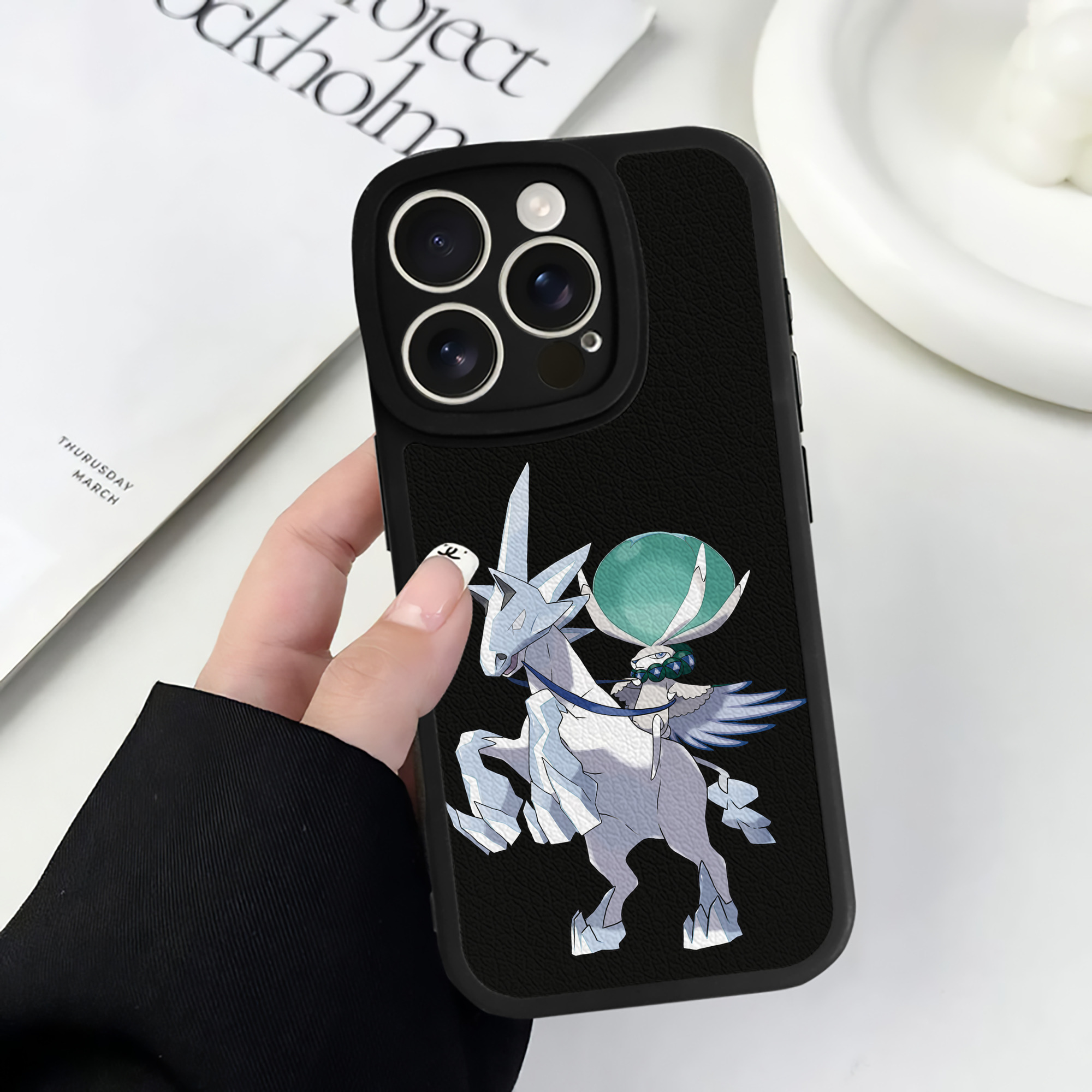 （画像用） ポケットモンスター Pokémon 【iPhone 16シリーズ対応】シリコンスマホケース（レザー調） 材質：シリコン